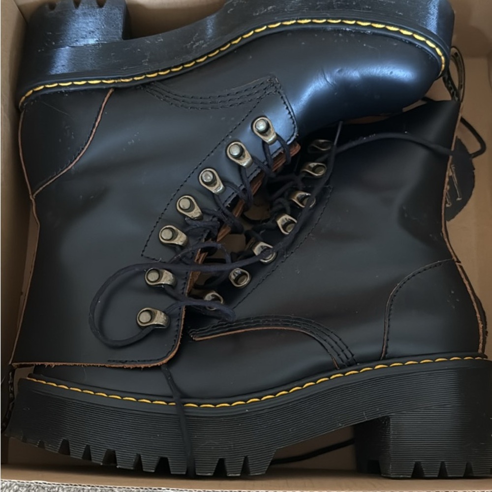 Black Doc Martens unisex Leona Boots